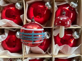 Antiker Christbaumschmuck: Set roter Kugeln + Pilz