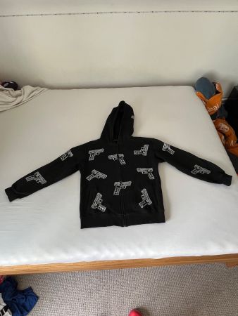 Schwarzer Kapuzenpullover mit Waffen-Muster, Grösse S