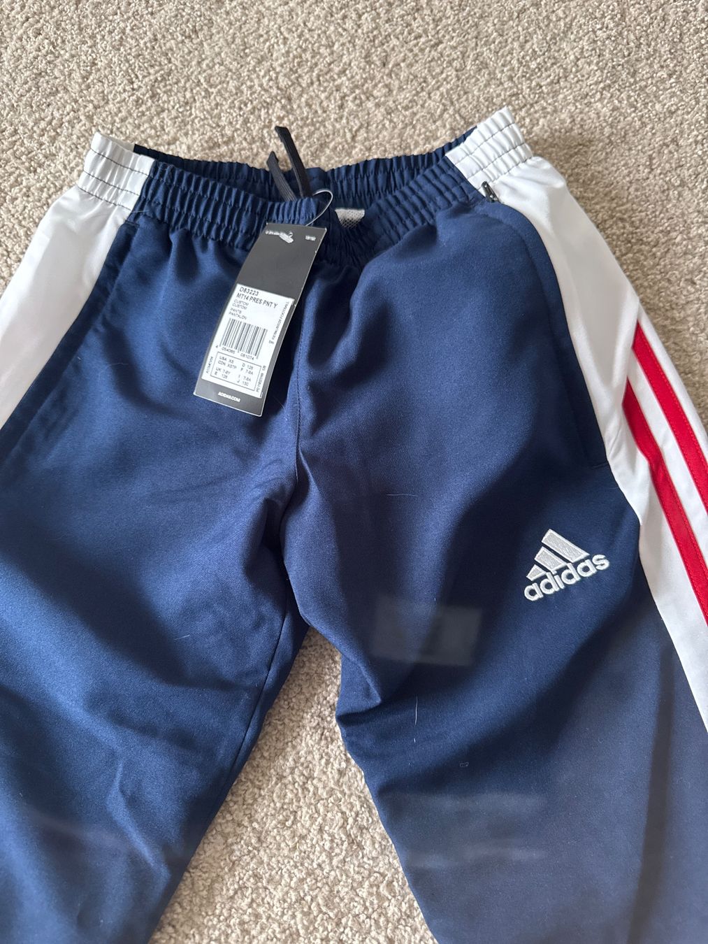 Adidas Pantaloni: Adidas Trainingshose Gr 128 neu – Nuovo e nell'imballaggio originale da Oberweningen venduto da Ardnas89 1