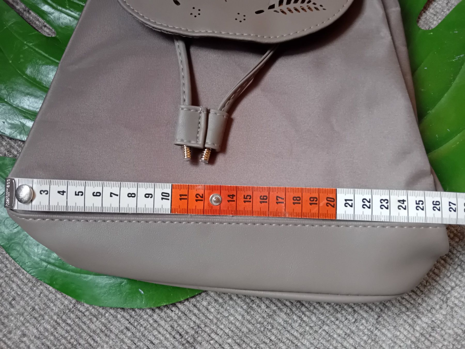 Zaini: Modischer Rucksack mit Blätter-Design - Grau – Nuovo e nell'imballaggio originale da Rüthi (Rheintal) venduto da titlis07 6