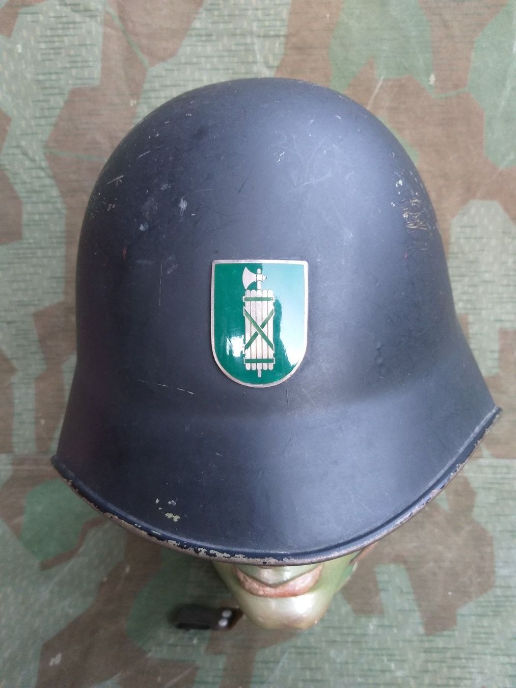 Schweizer Armee Pompieri: Stahlhelm Mod. 1940/63 Feuerwehr St.G – Usato da Bauma venduto da SwissMilitaria 1