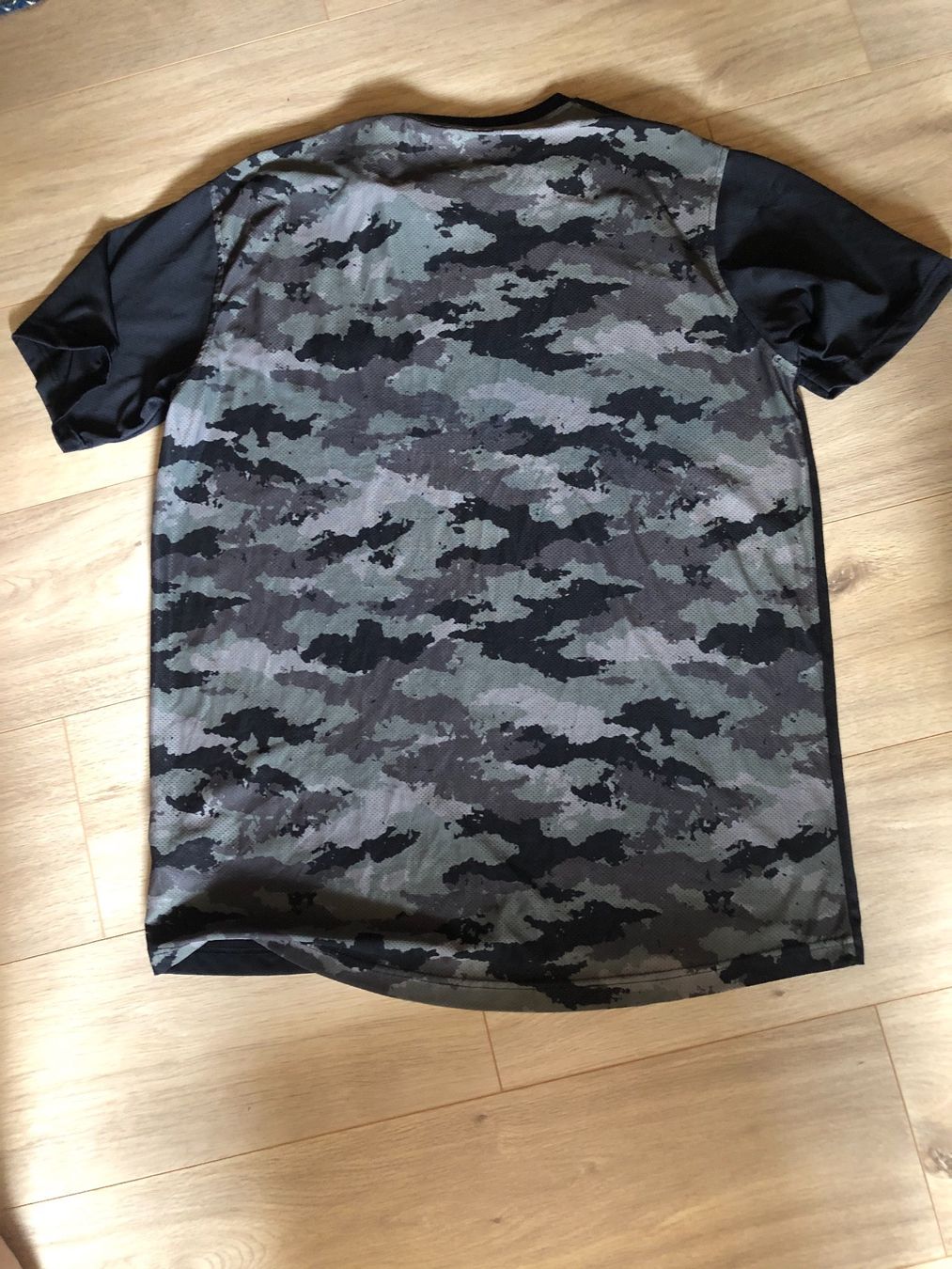 T-shirt: Fahrrad Tshirt – Usato da Schaffhausen venduto da lua_9yfq 1