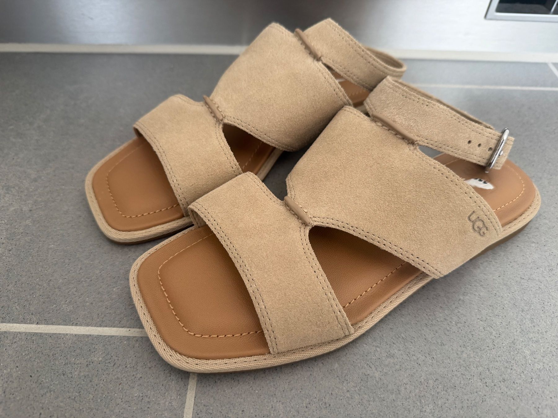 Ugg Scarpe da donna: UGG Leather Sandals - Size 38 - NEW – Nuovo (secondo la descrizione) da Muzzano venduto da Sidney_3