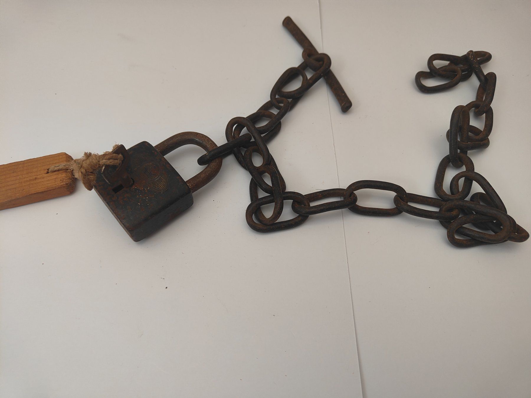 Schlösser: Antike Eisenkette mit Schloss – Gebraucht aus Olten von Mezopotamya