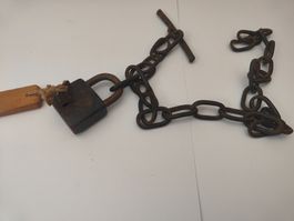Antike Eisenkette mit Schloss