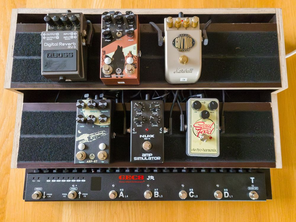 Pedalboard mit Switcher, Power Supply und Patch Kabeln Kaufen auf Ricardo