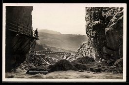 AK Lütschinenschlucht, Schlucht mit Steg am Felsen und Bogen