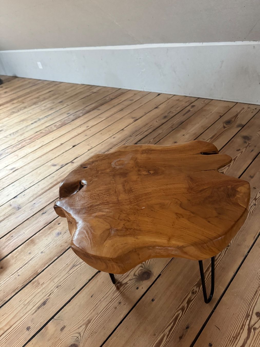 Tavoli: Rustikaler Holz Beistelltisch mit Baumkante – Usato da Winterthur venduto da StellaMariabr 1
