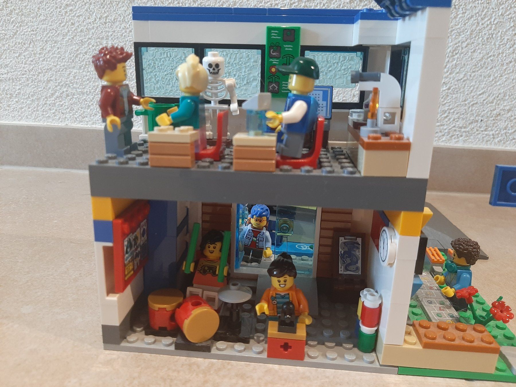 Lego Spielzeuge: Lego City 60329 Schule mit Schulbus – Gebraucht aus Laufen von Julie231004 2