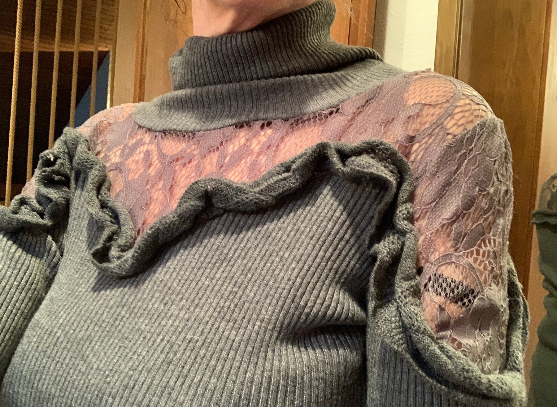 Maglioni & Felpe: Reizvoller schicker Pullover mit Spitze und Rollkragen – Nuovo (secondo la descrizione) da Wangen ZH venduto da olivia20 2