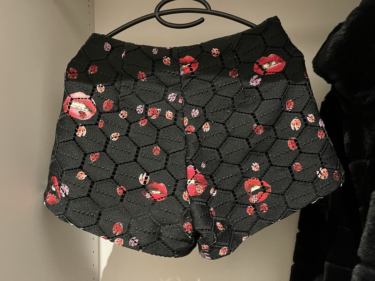 Pantaloni: Stylish Gamba Shorts with Lips Print, Gr. 34 – Nuovo (secondo la descrizione) da Planken venduto da R4gskL7 1
