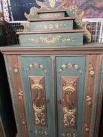 Bemaltes Bauernschrank mit 2 Tueren Vintage Antiquitaet