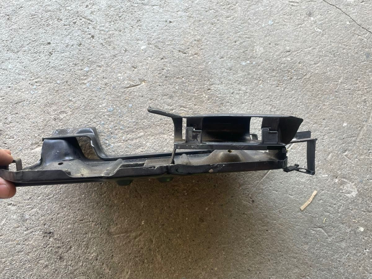 Volkswagen Tutti pezzi di ricambio auto: Support métallique pour batterie - VW GOLF 3 – Usato da Denges venduto da Ricautomotive 2