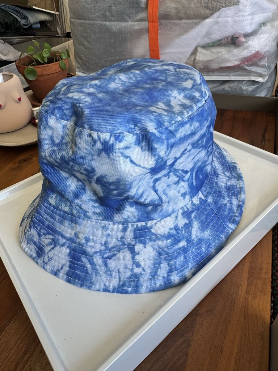 Copricapi, berretti & cappellini: Blue bucket hat  – Usato da Zürich venduto da kri_zhv2