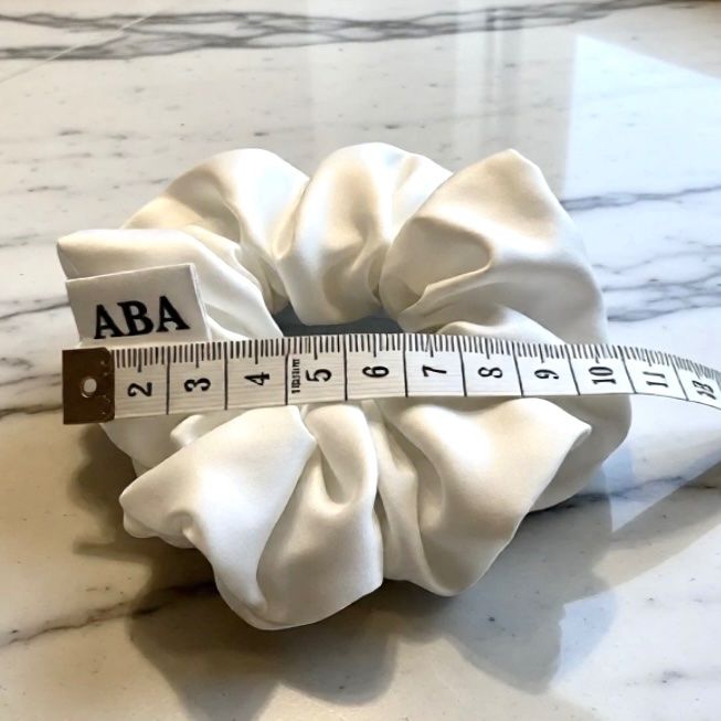 Accessori per capelli: Seide Scrunchie - Elegantes Weiß - Handgemachte - Neu! – Nuovo e nell'imballaggio originale da Vals venduto da ABA-Atelier 3