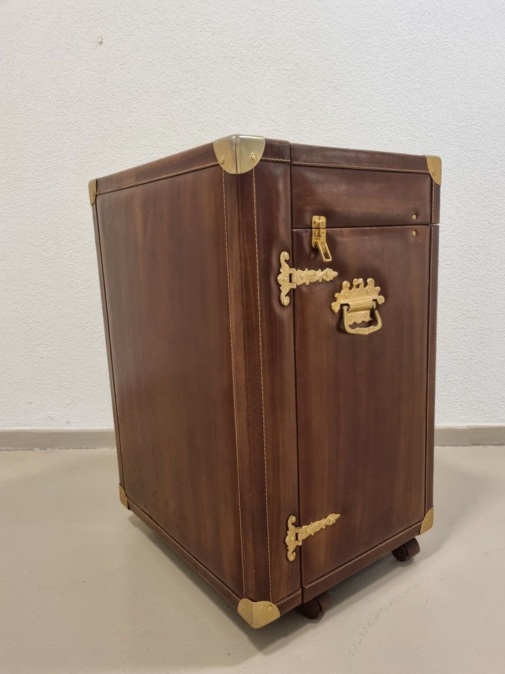 Valigie: Elegante Kofferbar auf Rollen, aufklappbar, Lederoptik – Usato da Lenzburg venduto da freedomky 3