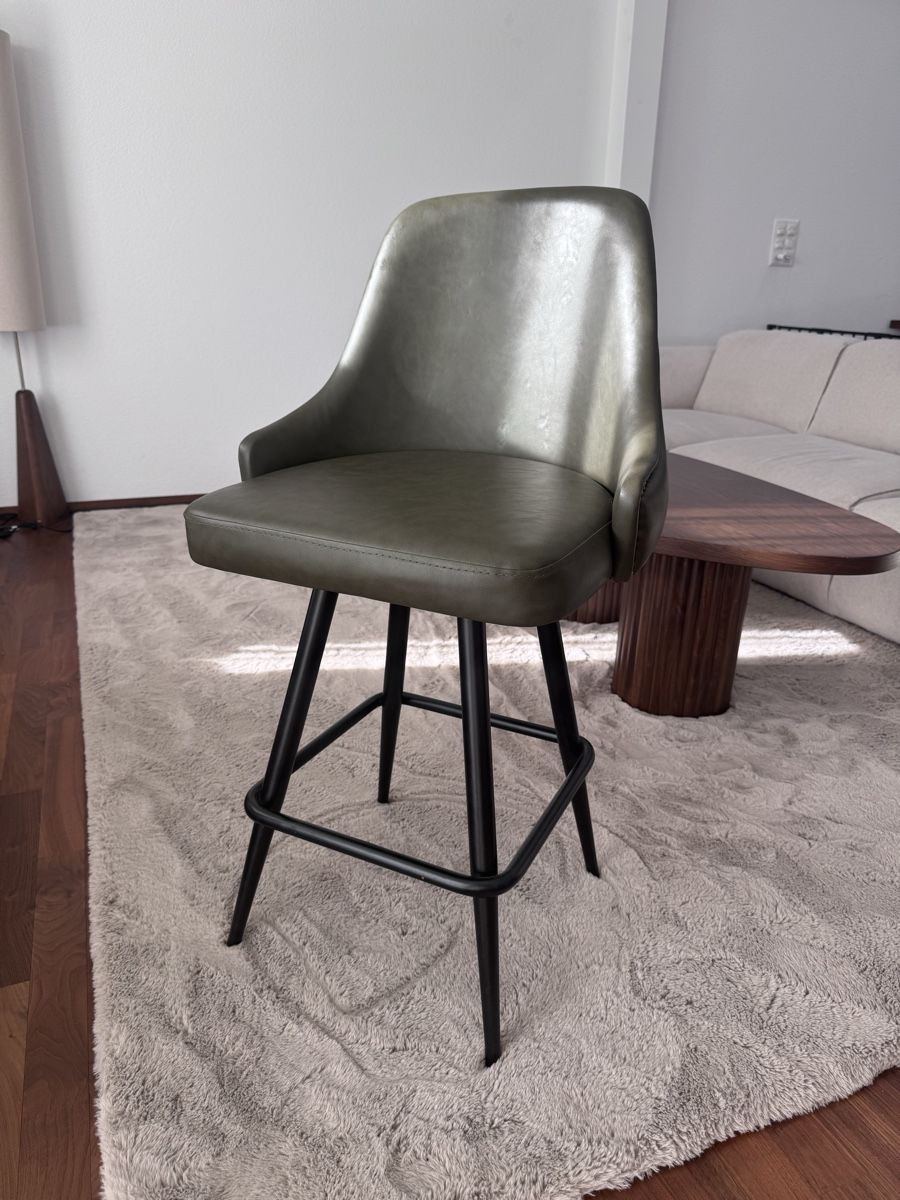 Hocker: 2 Neuwertige Barhocker olivgrün – Neu und originalverpackt aus Luzern von raquel.m