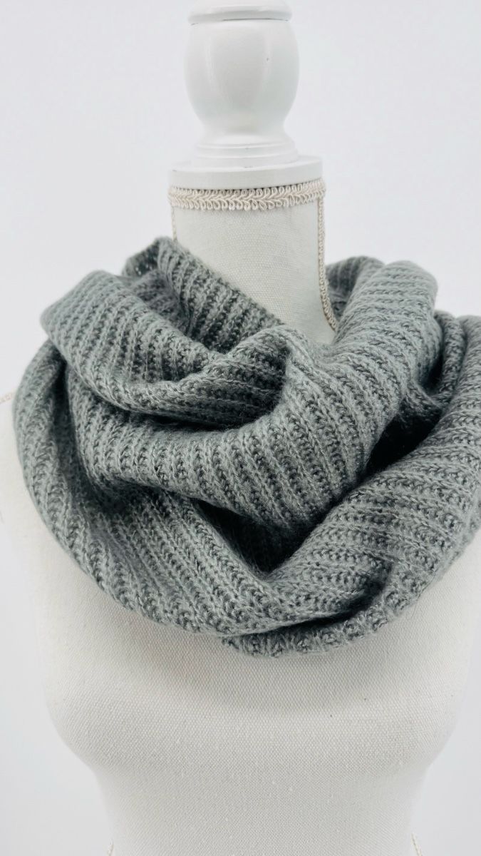 Foulard & Sciarpe: # WOMAN - Loop Schal - H&M DIVIDED # – Usato da Bolligen venduto da secondhand-with-love 1