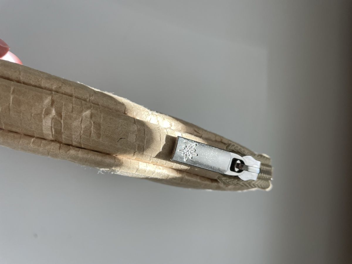 Brieftaschen: A cute, tiny multipurpose zip bag – Gebraucht aus Zürich von MariKondo 2