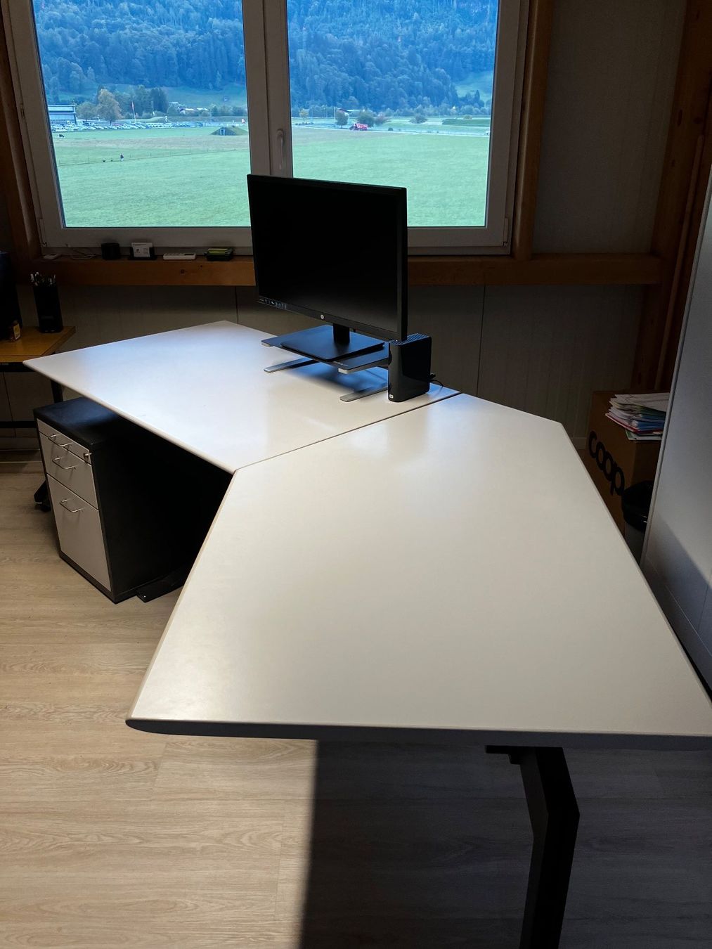 Scrivanie: Eckbürotisch mit Unterstellkorpus – Usato da Matten b. Interl venduto da aemt