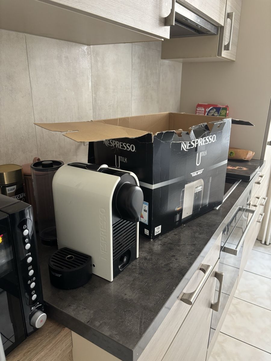 Kaffeemaschinen & Espressomaschinen: Machine à café nespresso pour pièce  – Gebraucht aus La Chaux-de-Fonds von DANIELA19961996 1