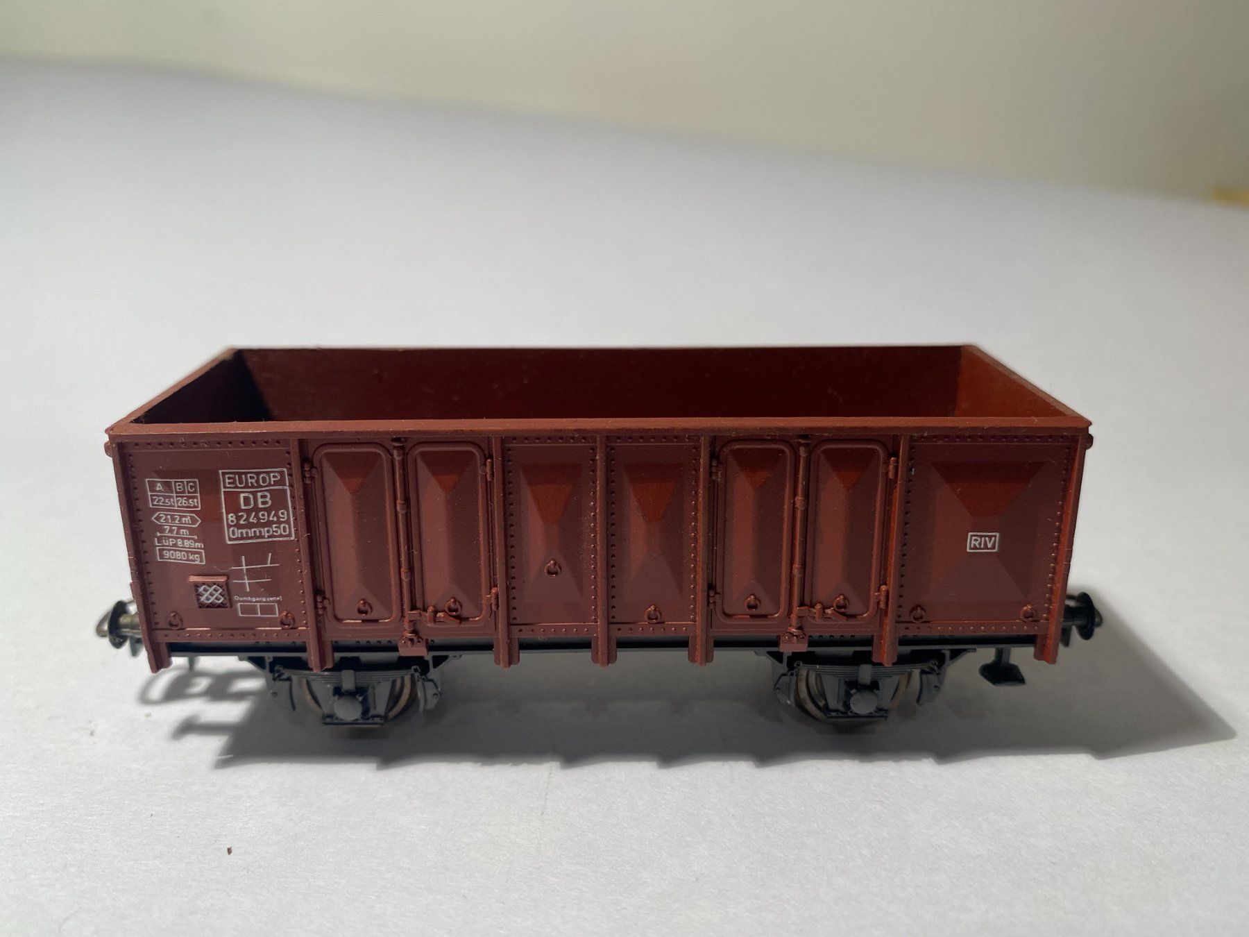 Roco Modellini di ferrovie: ROCO, Offener Güterwagen braun DB, DC Achsen – Usato da Buchrain venduto da Modellbahn11
