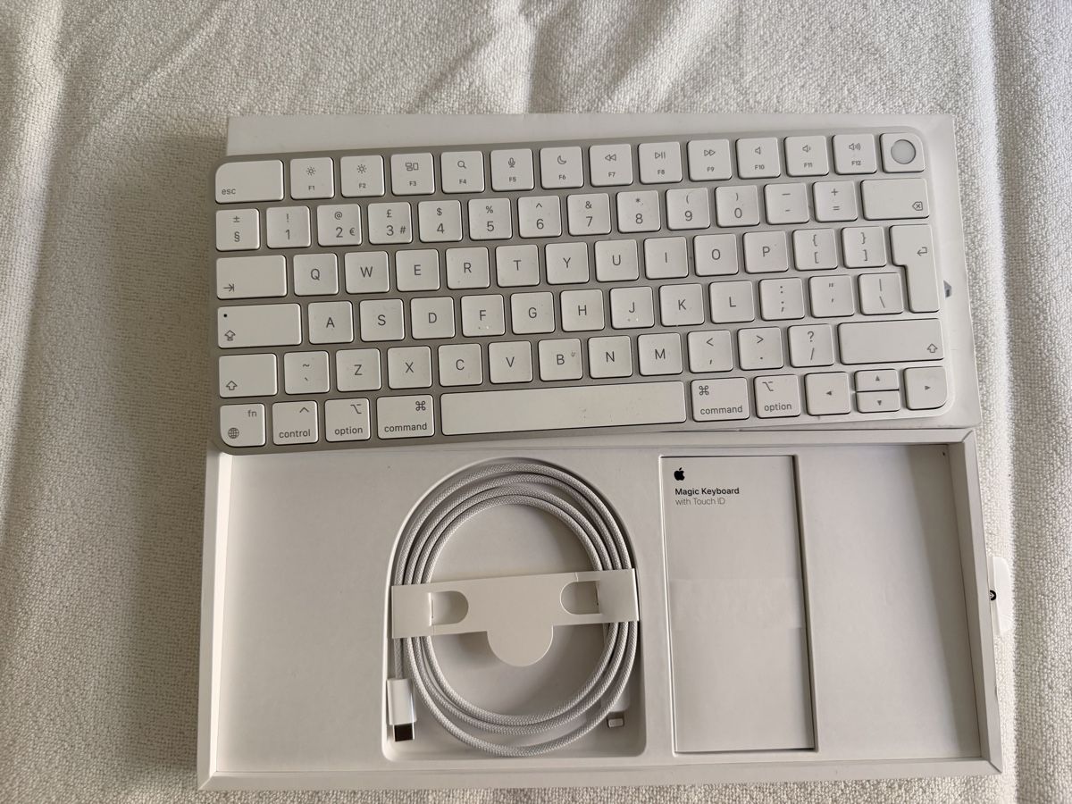 Apple Tastiere: Apple Magic Keyboard with Touch ID as new – Nuovo (secondo la descrizione) da Genève venduto da aki_xbk9