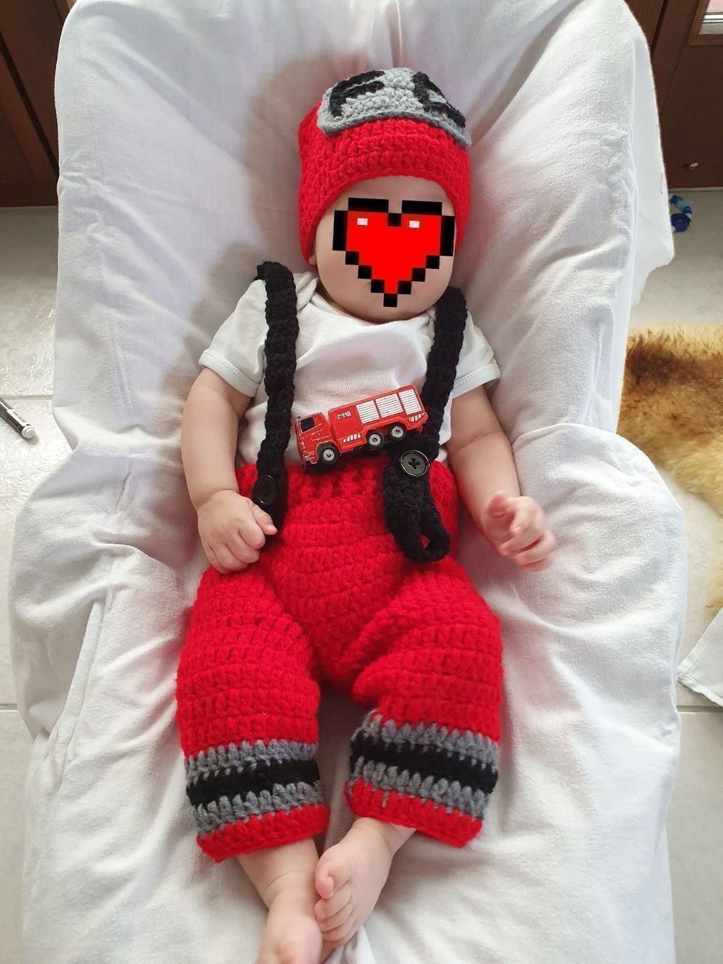 Lotti & Set di vestiti: Newborn Babyshooting Feuerwehr – Usato da Lostorf venduto da Venice16 1