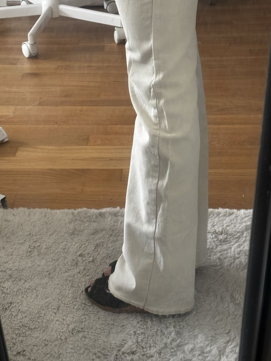 Jeans: Cream Flare Jeans with wing embroidery  – D'occasion à Meyrin par fooyiy 3