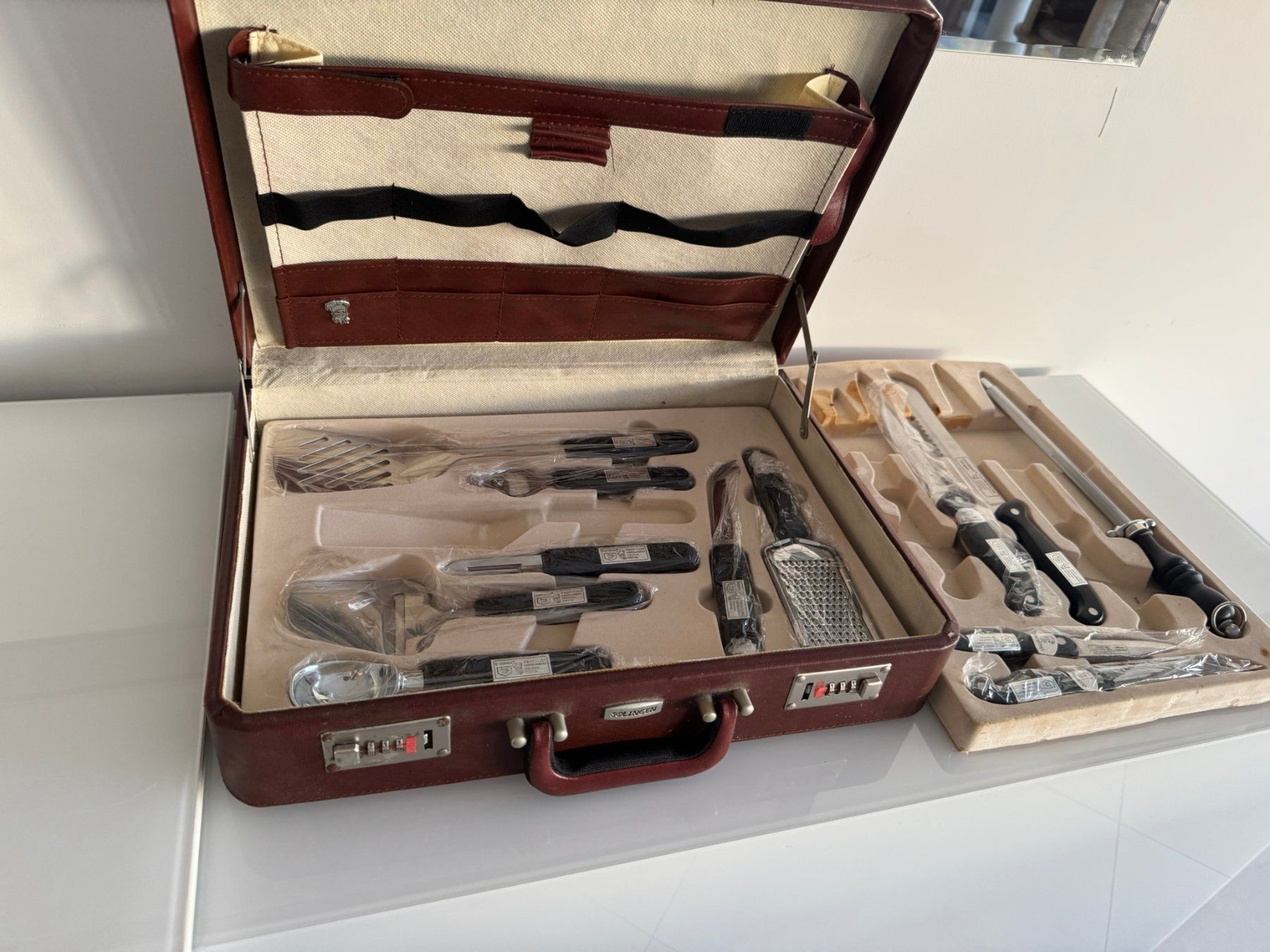 Solingen Coltelli da cucina: Neuwertiges Messer- und Küchen-Set, mit Koffer – Nuovo (secondo la descrizione) da Uhwiesen venduto da mic_kd6g 4