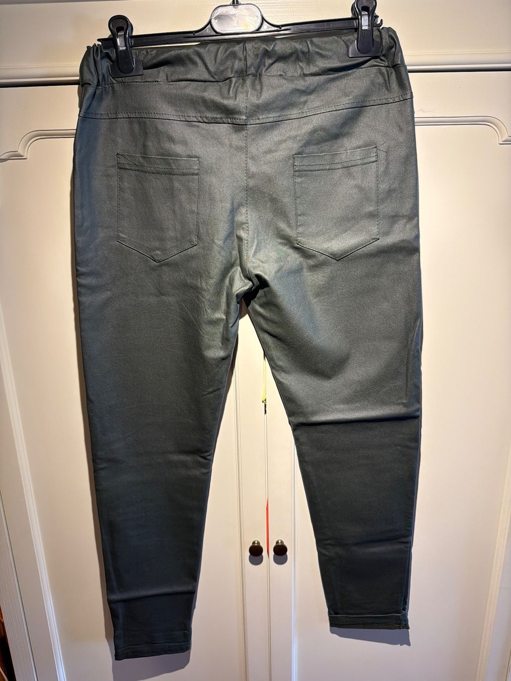 Pantalons: DAMENHOSE LEDEROPTIK-OLIVGRÜN – Neuf avec emballage d'origine à Meienried par ManuelaBoutique 4