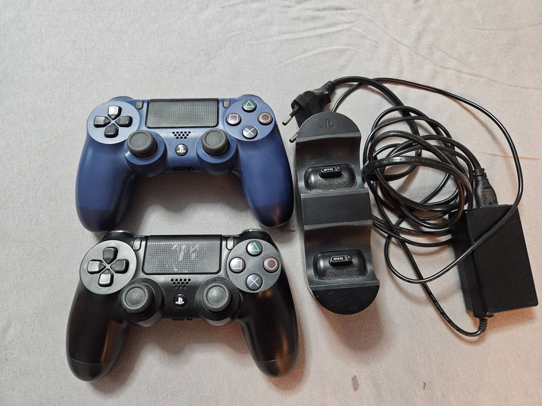Sony Controller: 2x PS4 Controller mit Ladestation und Netzteil gebraucht – Usato da Embrach venduto da Lilly2021