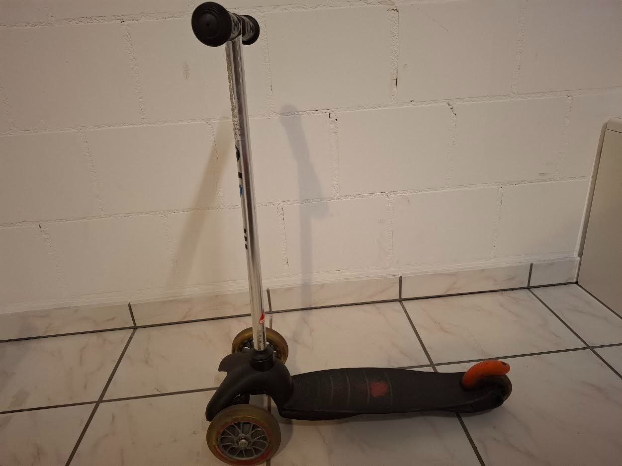 Kickboard: Kiki Scooter – D'occasion à Abtwil SG par A.M.S.1.9.8.1 1