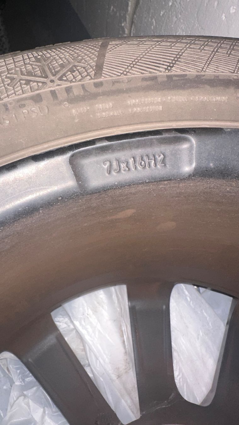 Volkswagen Jantes: Felgen komplett Golf Winterreifen  205/55R16 – D'occasion à Jona par hercolis01 4