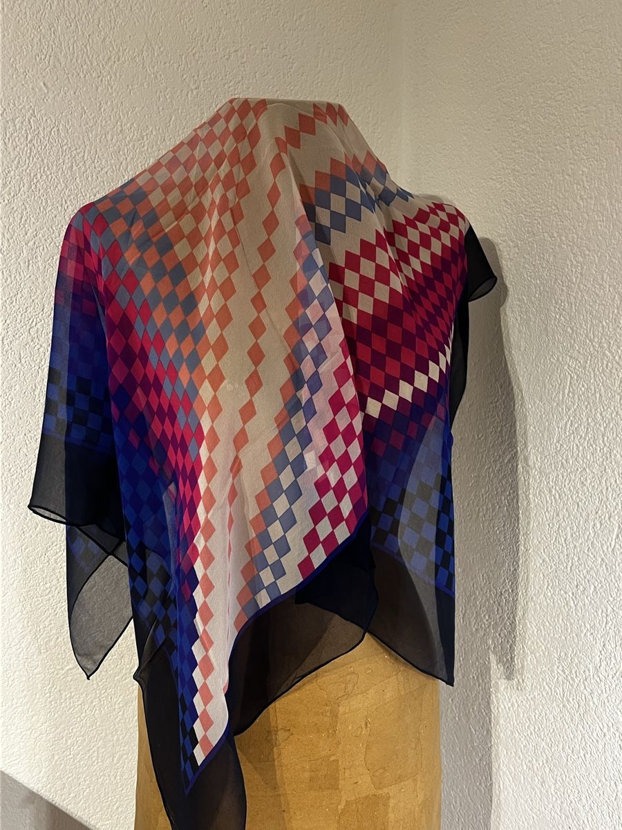 Foulards & écharpes: Foulard Guy Laroche – D'occasion à St-Pierre-Clages par ste_xk6p