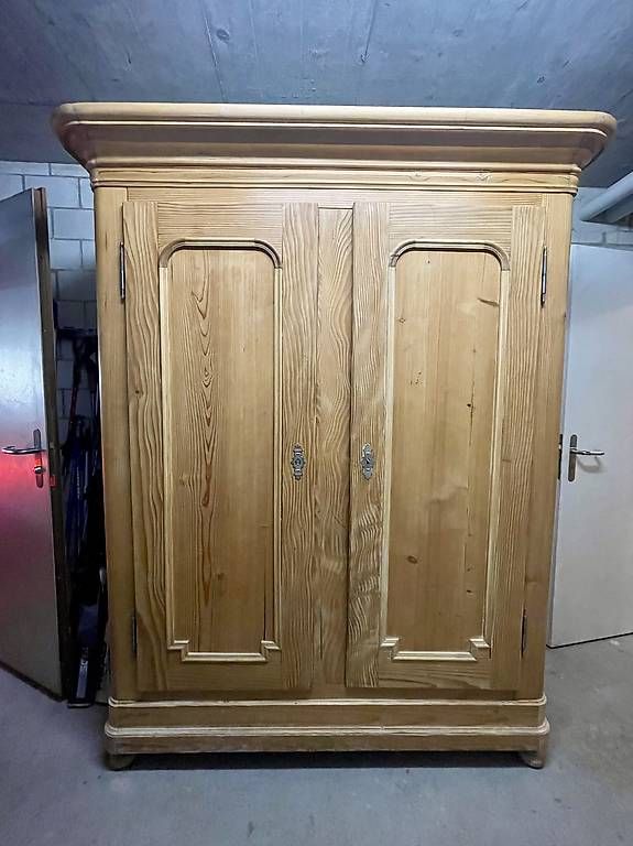 Armadi: Rustikaler Bauernschrank aus Holz – Usato da Wettswil venduto da Pandora95
