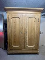 Rustikaler Bauernschrank aus Holz