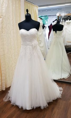 Traumhaftes Brautkleid mit Spitze Gr. 36/38 inkl. Reifrock