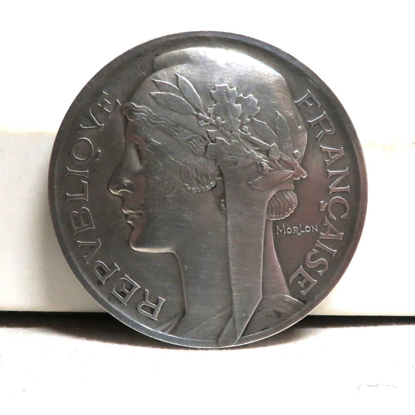 Medaillen: Medaille "EDUCATION PHYSIQUE" Frankreich Bronce versilbert – Gebraucht aus Tüscherz-Alfermée von Newpad