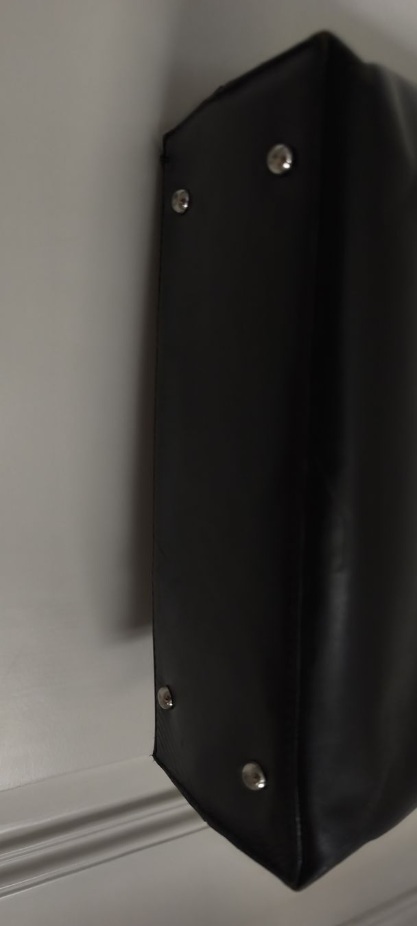 Taschen: Schwarze Ledertasche, viel Stauraum – Gebraucht aus Fribourg von swi_b7rt 2