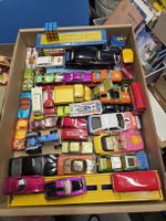 2 schachtel voll Spielzeugautos verschiedene Marken 