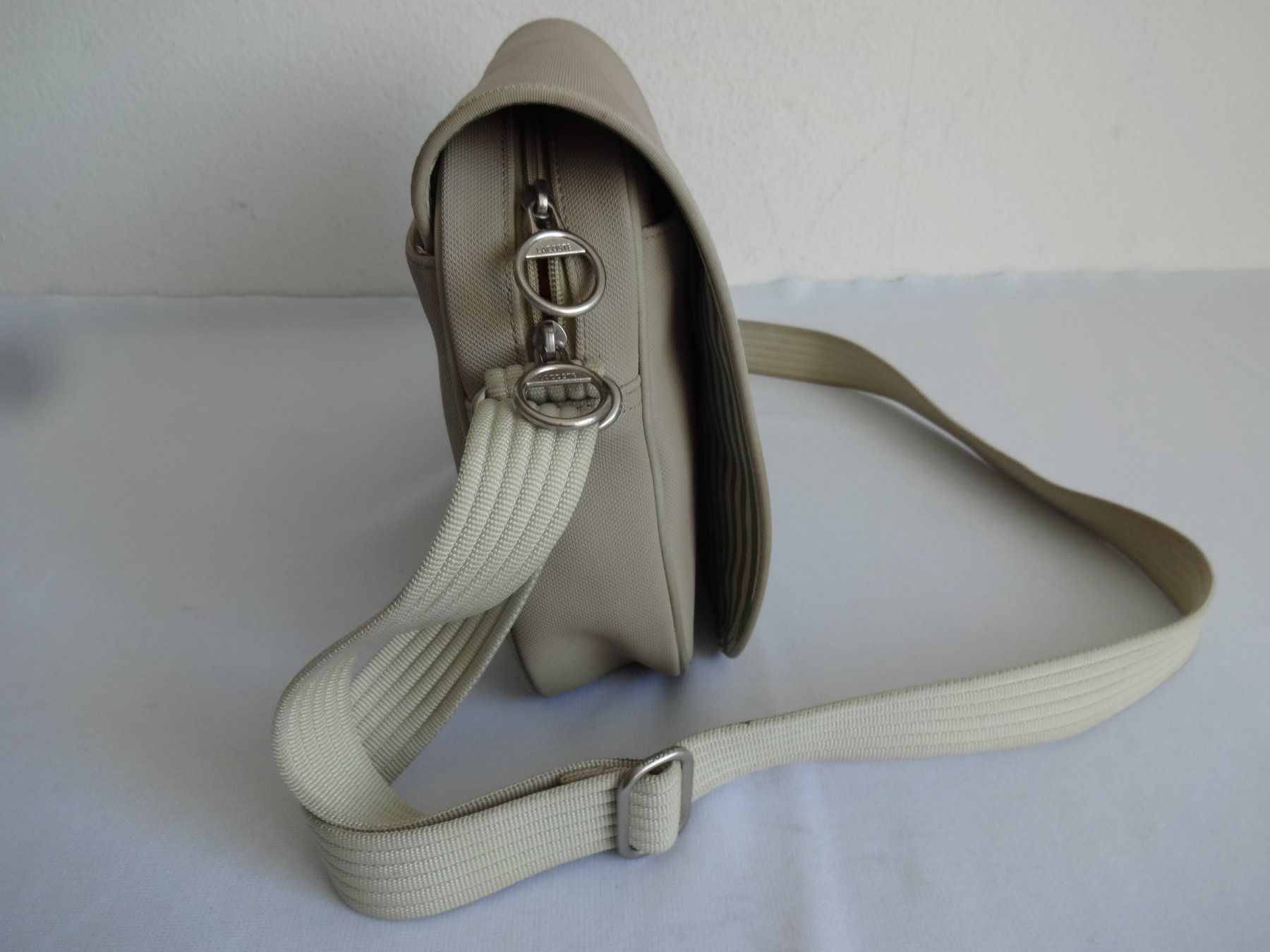 Lacoste Borse da donna: Orig. ""  Lacoste "" Umhängetasche – Usato da Frauenfeld venduto da Riaa 1