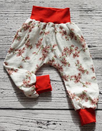 Pumphose aus Musselin mit Blumen Gr. 74/80 - NEU