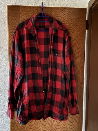 Chemise à carreaux rouge et noire taille M