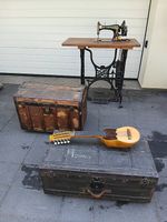 Vendo Singer , 1 baule antico, 1 baule militare, 1 chitarra