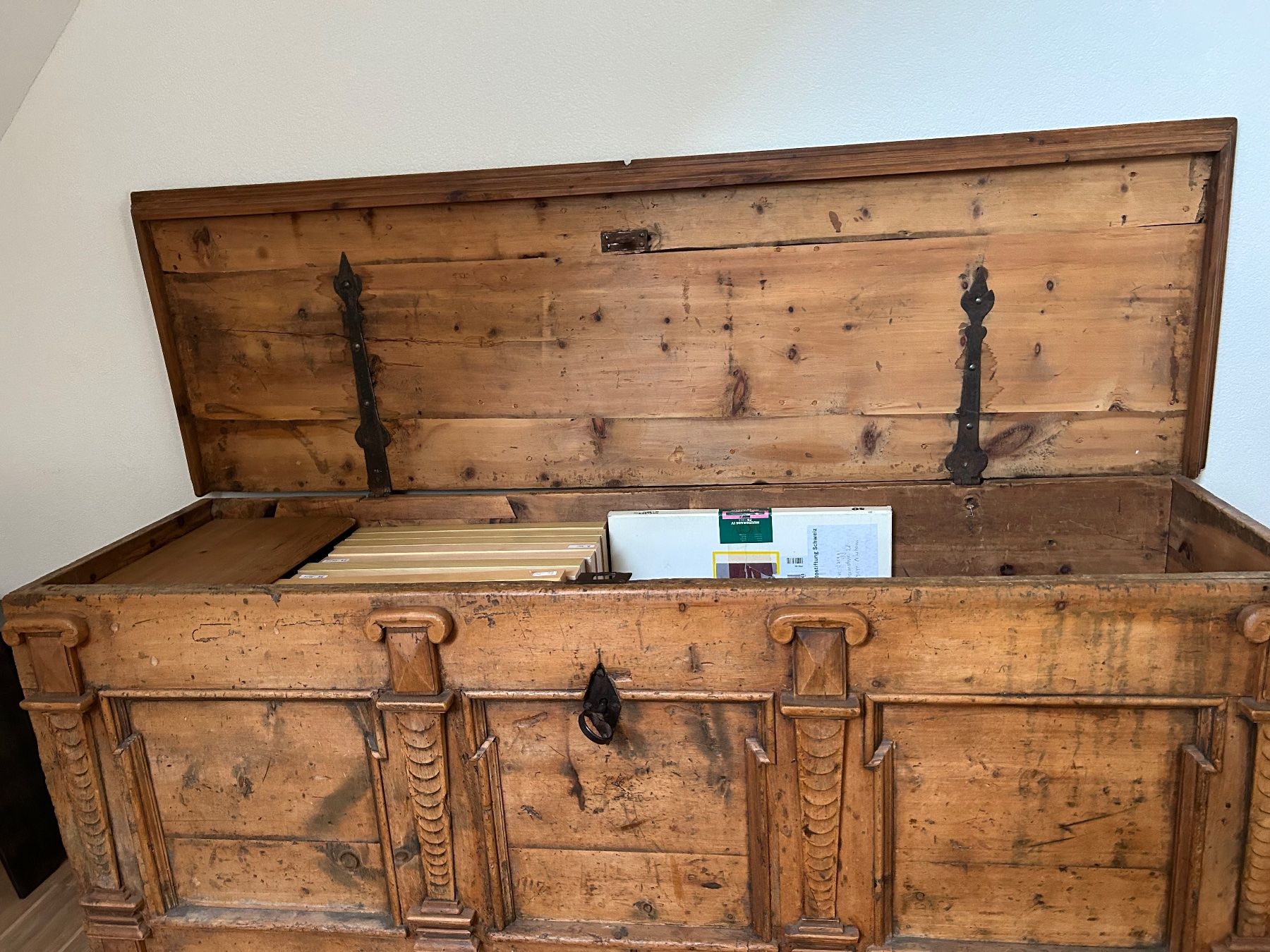 Truhen: Bündner Truhe – Gebraucht aus Arlesheim von Brienz30 3