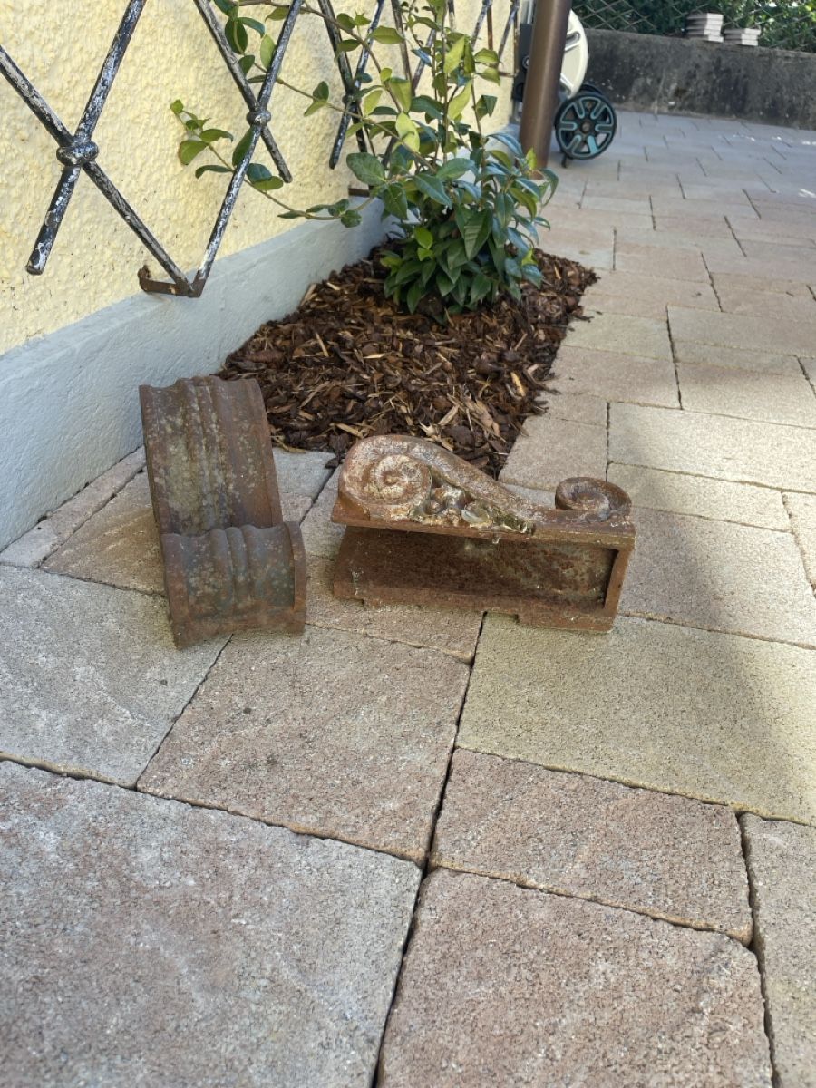 Sculture & Statue: 2 antike Bauelement Gusseisen – Usato da Villnachern venduto da socondlife 2