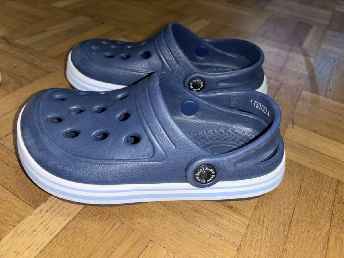 Schuhe für Jungen: Kinder Clogs Grösse 27 dunkelblau weiss  – Gebraucht aus Jona von SaF0da