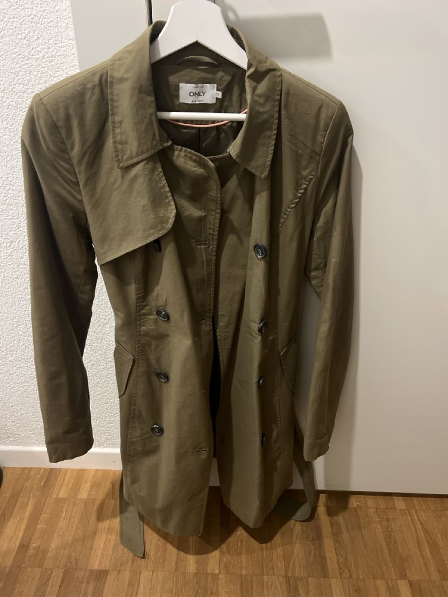 Only Cappotti: Trenchcoat von ONLY, Grösse S – Nuovo (secondo la descrizione) da Wetzikon ZH venduto da liiisaare