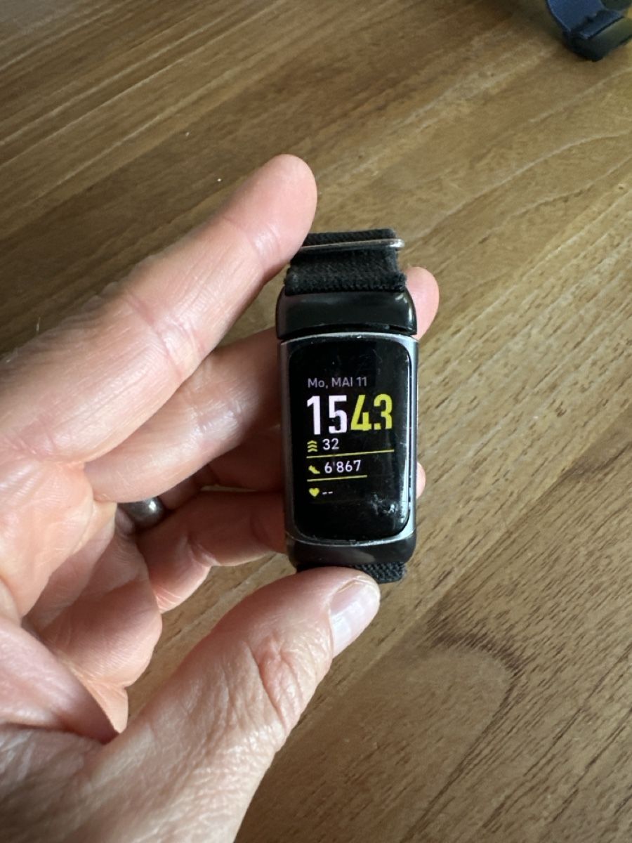 Fitbit Smartwatch: Fit Bit Uhr  – Défectueux à Auslikon par Kaede4